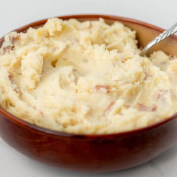 Close up photo of a bowl of garlic mashed potatoes