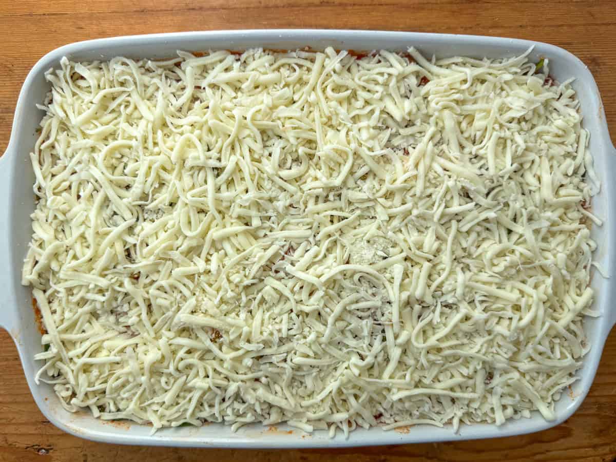 Step 8: add another layer of noodles, ricotta, zucchini, mushrooms and marinara sauce and then top with mozzarella cheese. It's now ready to bake.