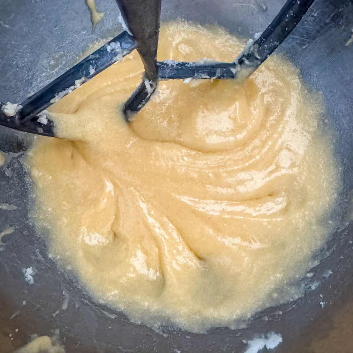 Step two: add the egg, egg white, oil, whole milk, vinegar and vanilla bean paste to the mixing bowl and mix on medium until well combined
